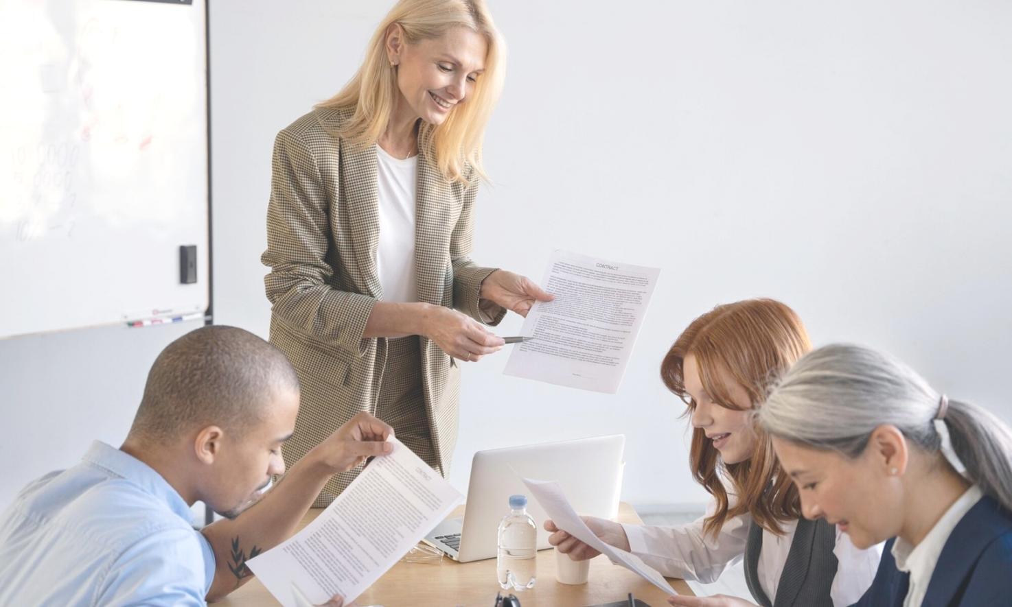 Finanzplanung am Schreibtisch mit Laptop und Unterlagen